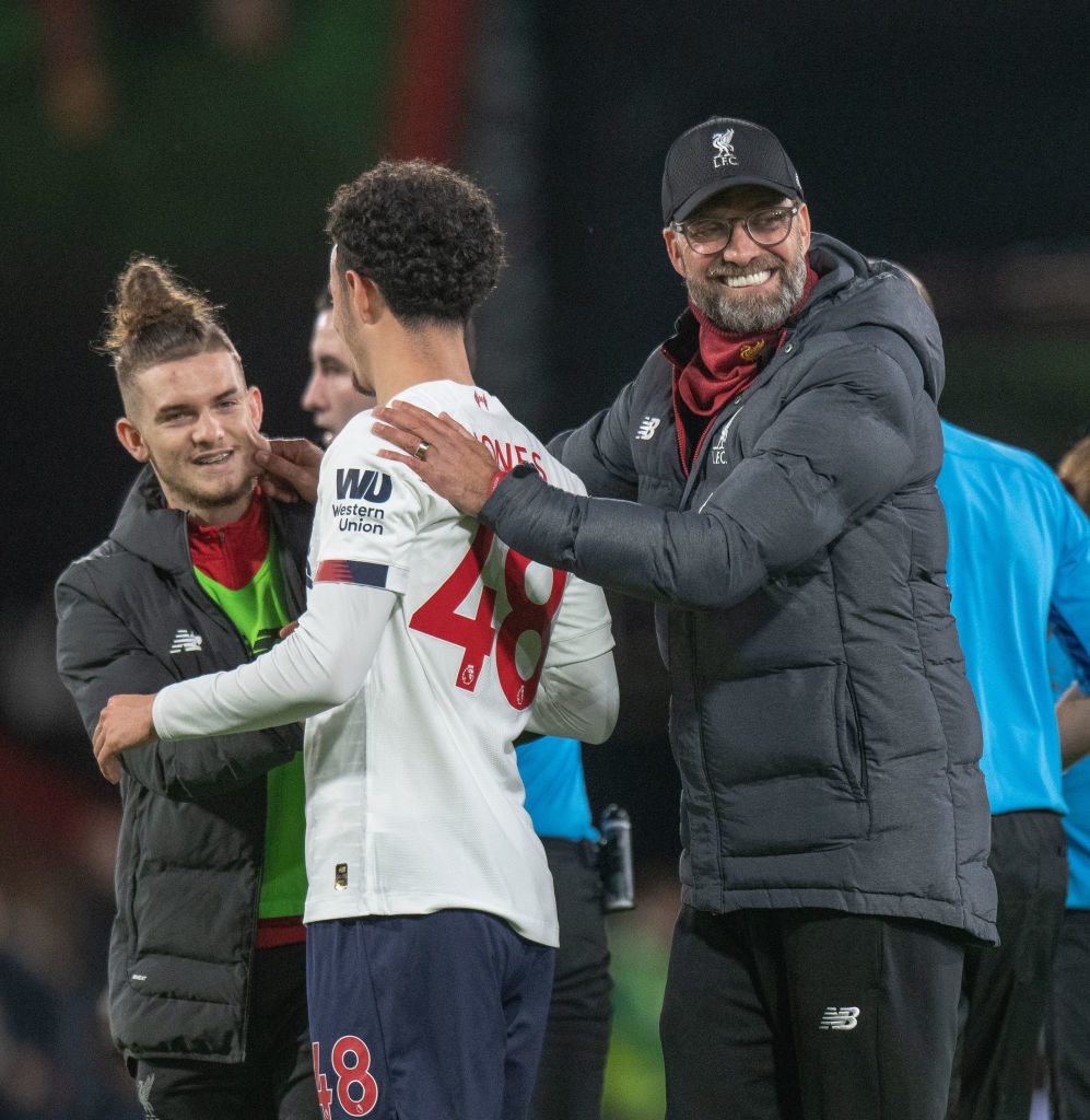 Jurgen Klopp with Harvey Elliott and Curtis Jones.