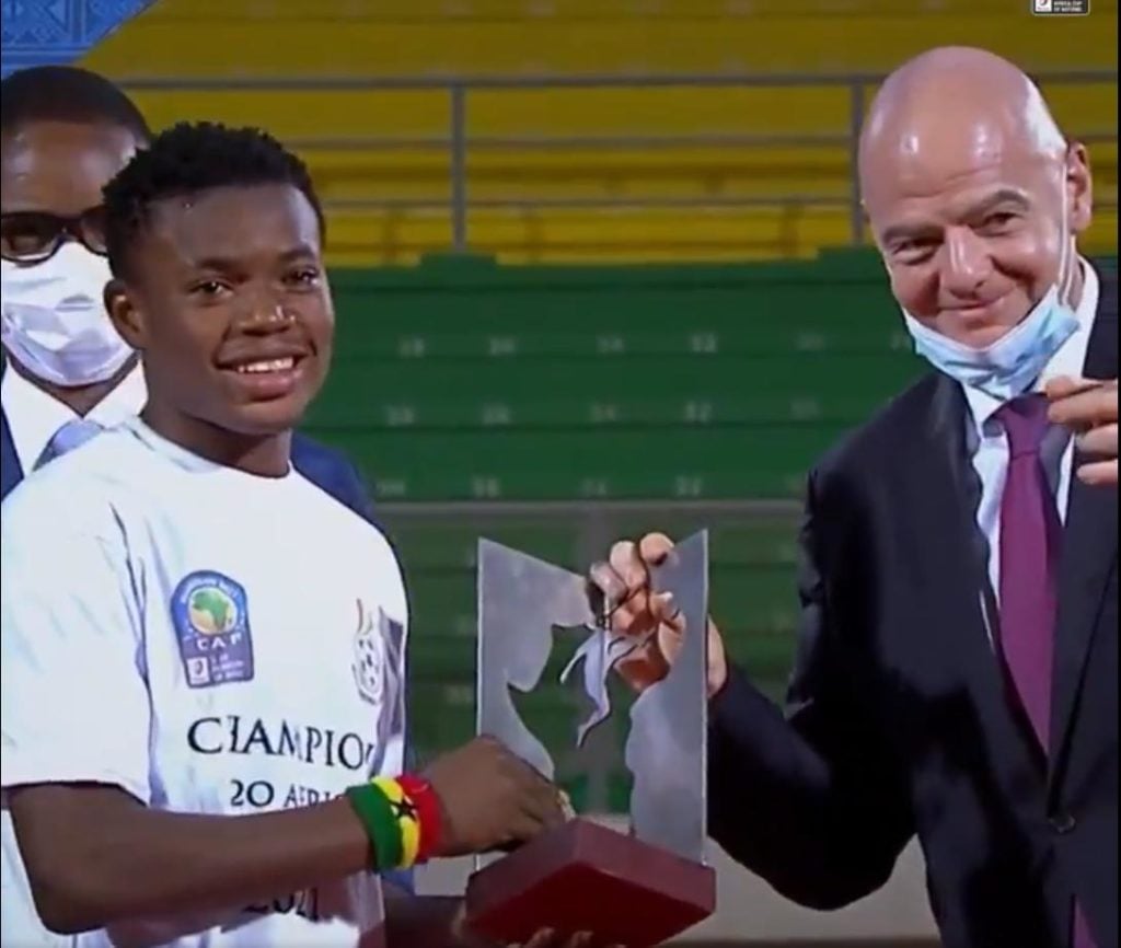 Abdul Fatawu picks up his Best Player award.