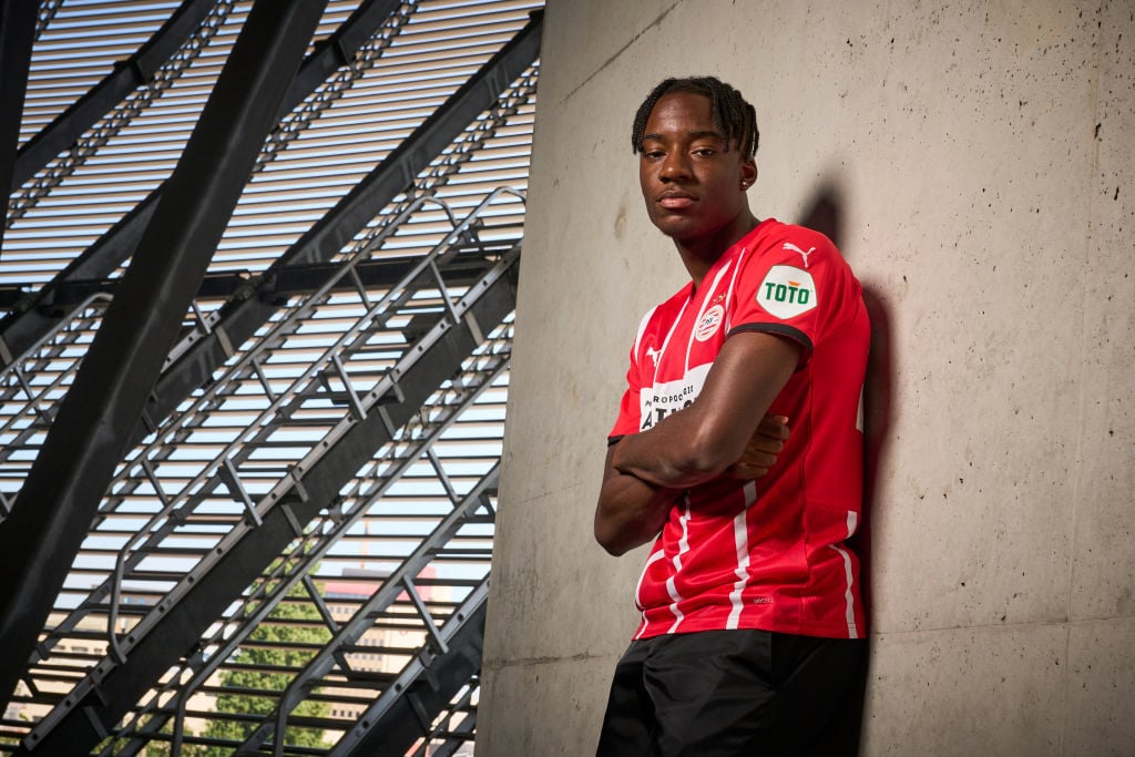 Contract signing Noni Madueke of PSV