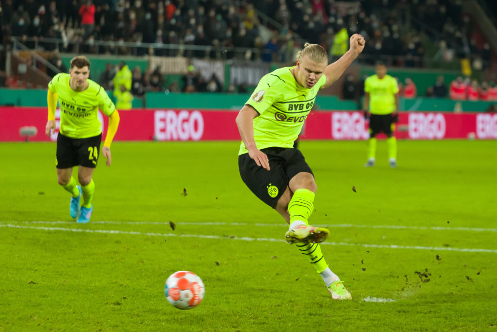 FC St Pauli v Borussia Dortmund - DFB Cup: Round of Sixteen