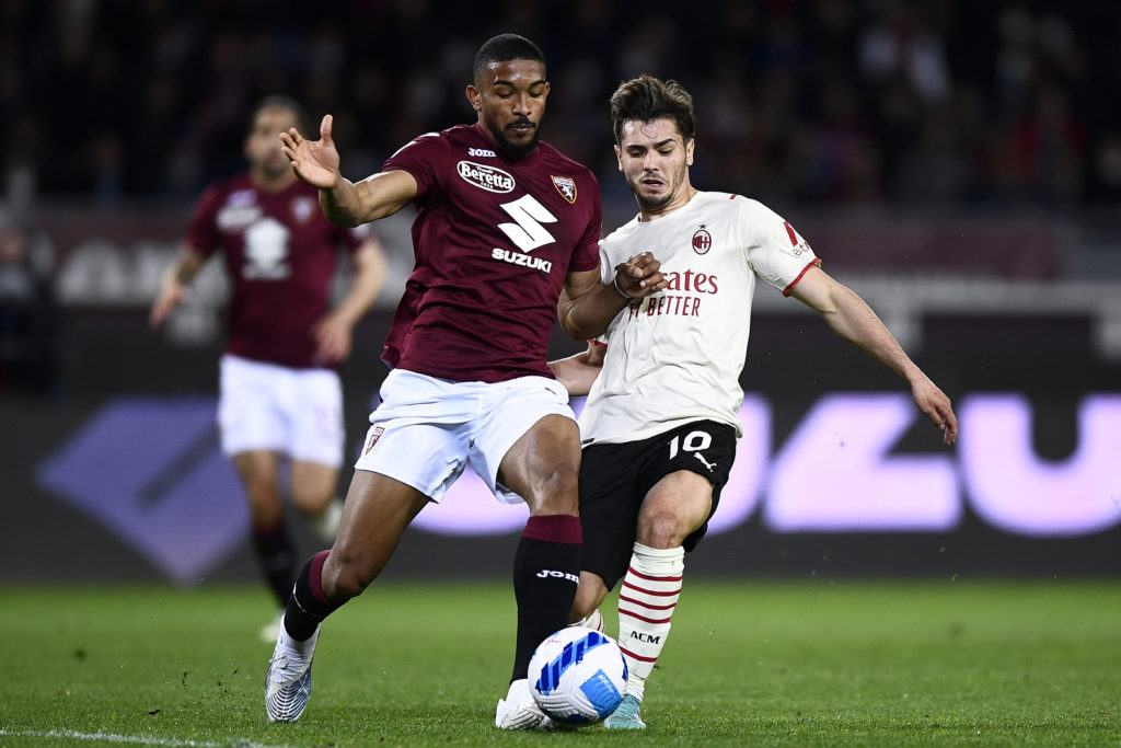 Brahim Diaz (R) of AC Milan competes for the ball with
