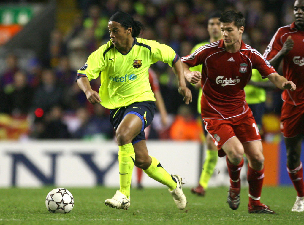 Liverpool's Xabi Alonso (R) vies with Ba