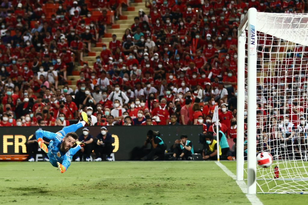 TOPSHOT-FBL-THA-ENG-PR-LIVERPOOL-MAN UTD