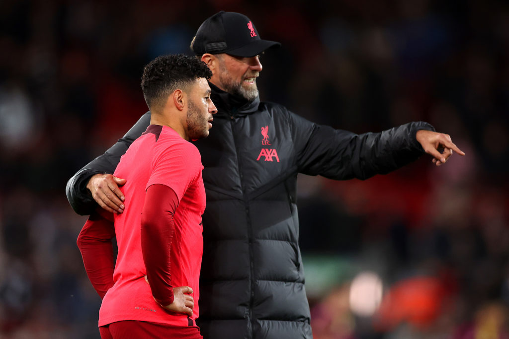 Jurgen Klopp gives instructions to Alex Oxlade-Chamberlain