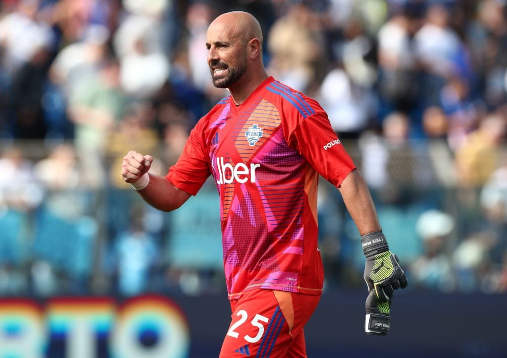 Pepe Reina playing for Como 1907 against Cagliari Calcio in Serie A.