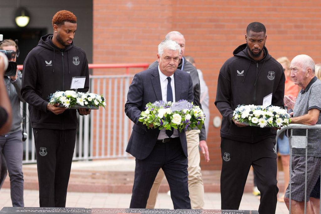 Everton players Beto and Youssef Chermiti, and former player Ian Snodin lay tributes and pay their respects to Diogo Jota