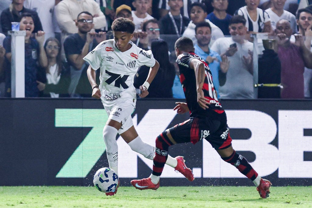 Robinho Junior of Santos drives the ball against De La Cruz of Flamengo during the Brasileirao 2025 match between Santos and Flamengo