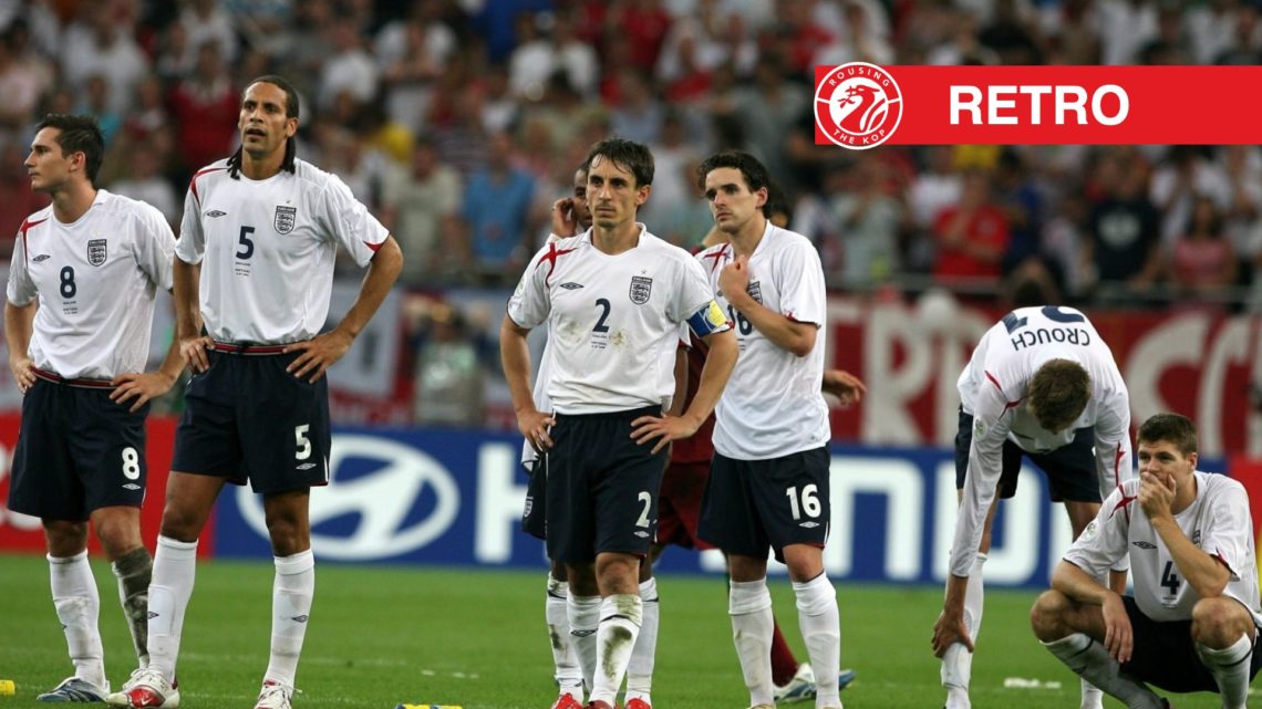 Viertelfinale in Gelsenkirchen: England - Portugal 1:3 n.E. (0:0 n.V.)- Die englischen Spieler stehen enttaeuscht an der Mittellinie, nachdem sie d...