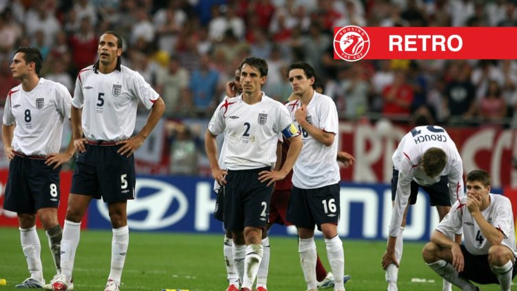 Viertelfinale in Gelsenkirchen: England - Portugal 1:3 n.E. (0:0 n.V.)- Die englischen Spieler stehen enttaeuscht an der Mittellinie, nachdem sie d...