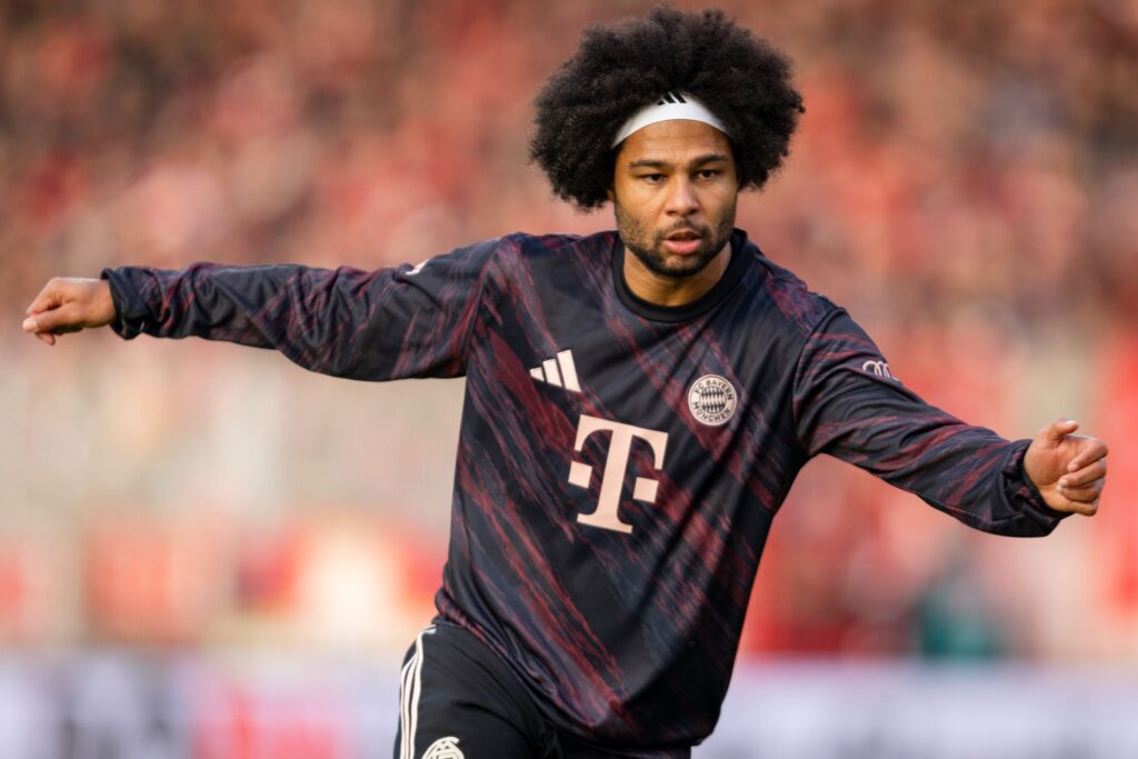 Serge Gnabry warms up ahead of Bayern Munich's Bundesliga match against Union Berlin