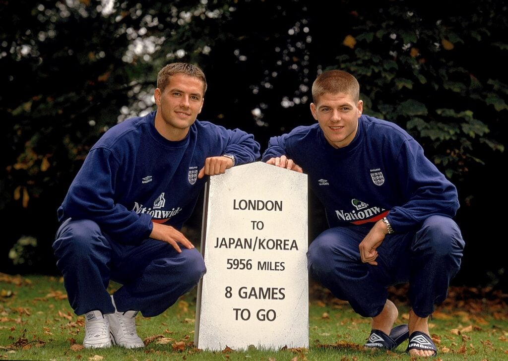Michael Owen, Steven Gerrard posing in England training gear
