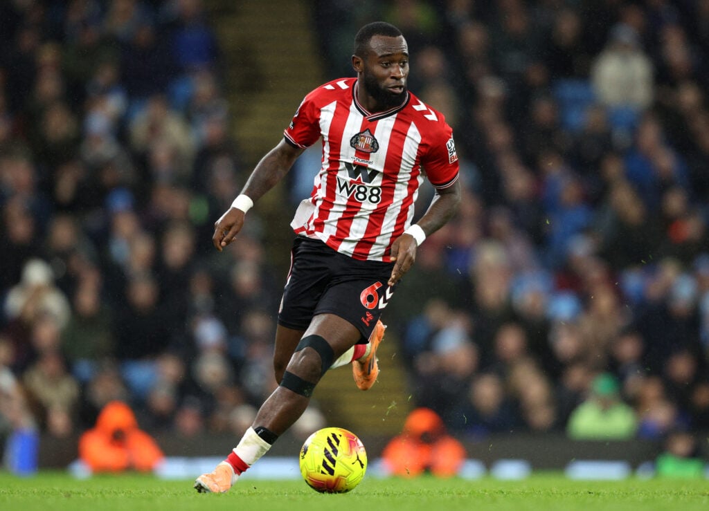 Lutsharel Geertruida runs with the ball during Sunderland's Premier League match against Manchester City at the Etihad Stadium
