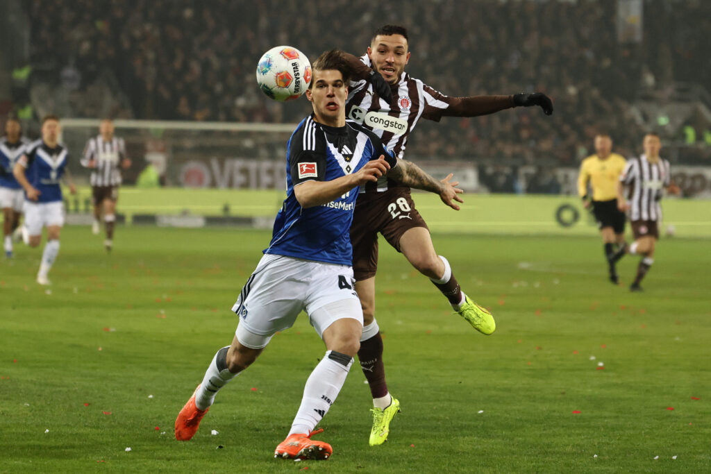 Luka Vuskovic playing for Hamburg