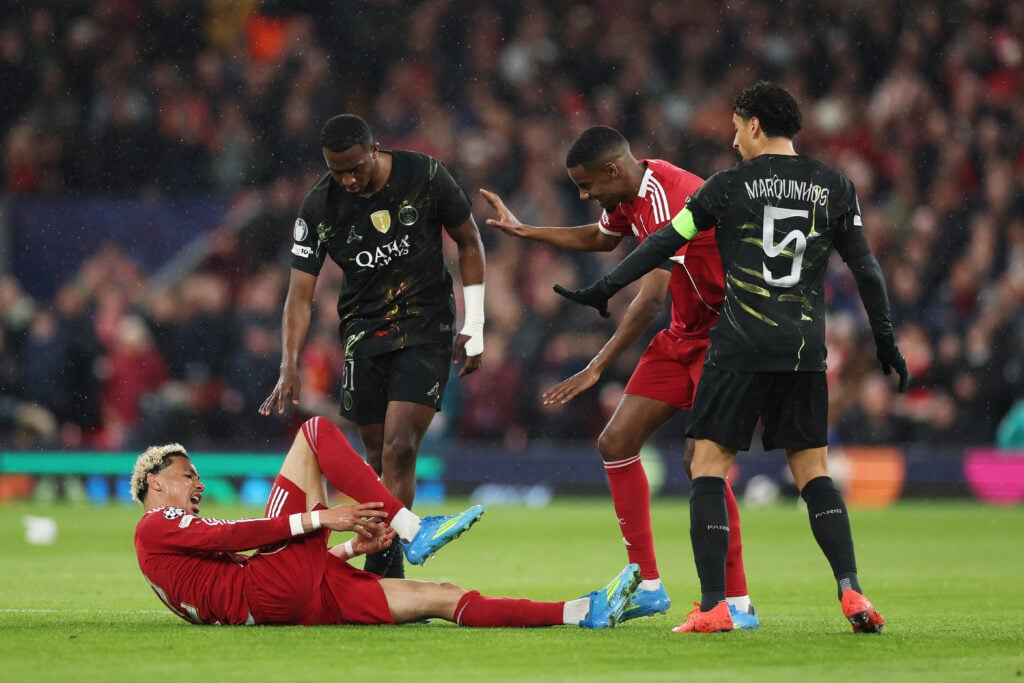 Hugo Ekitike goes down injured against PSG